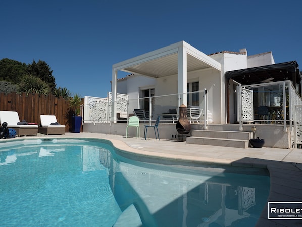 Private swimming pool, secure and out of sight