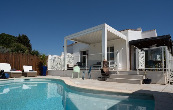 Private swimming pool, secure and out of sight