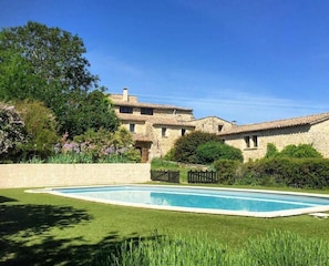 View of the mas provençal and its exterior