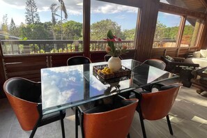 屋外ダイニングエリア