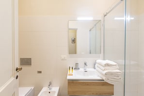 En-suite bathroom of the twin bedroom