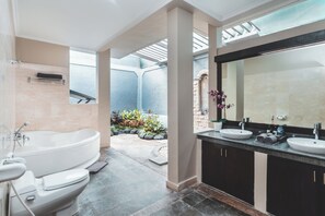 Bathroom equipped with a bathtub - Master Room