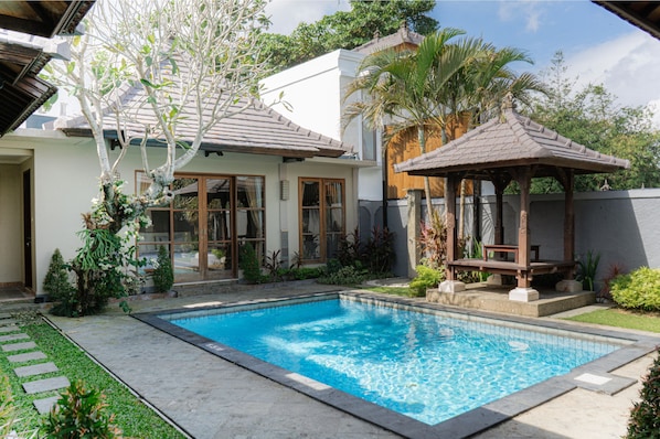 Private pool & gazebo