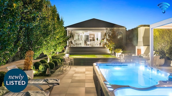 Amoré Bowral | Alfresco dining | BBQ | Swim spa | Spa | Outdoor fireplace