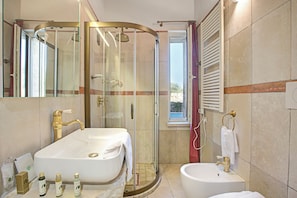 Badezimmer mit Dusche