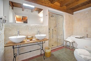 Badezimmer mit Dusche