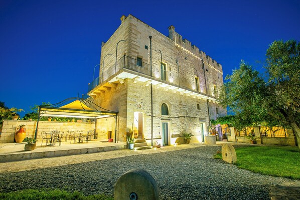 Masseria Antoglia at night