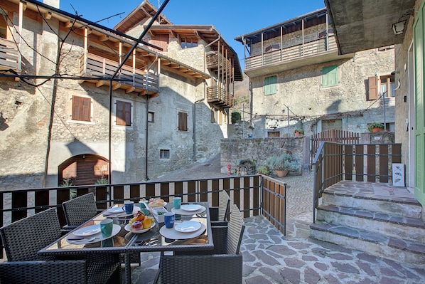 Zona de comedor al aire libre