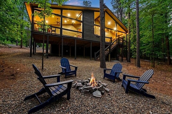 Fire pit time is the perfect way to end your day!