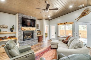 Living Room | Smart TV | Free WiFi | Central Air Conditioning/Heat