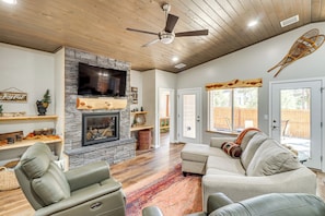 Living Room | Smart TV | Free WiFi | Central Air Conditioning/Heat