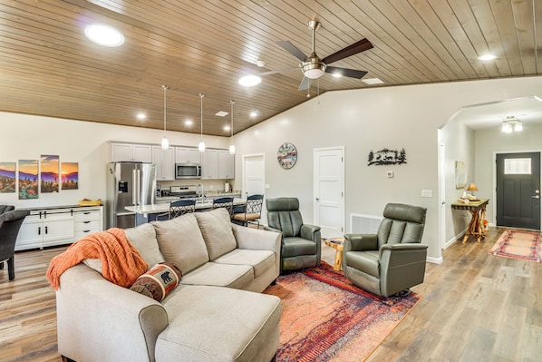 Show Low Vacation Rental | 3BR | 2BA | 1,544 Sq Ft | 5 Steps to Enter