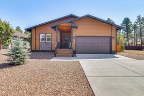 Cabin Exterior | Driveway (3 Vehicles)