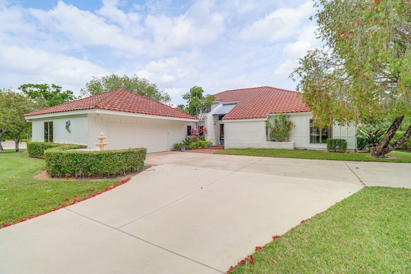 Fort Pierce Vacation Rental | 3BR | 3.5BA | 2,500 Sq Ft | 2 Steps to Enter