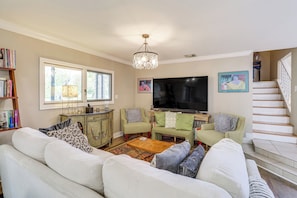 Living Room | 1st Floor | Smart TV | Free WiFi | Central A/C & Heating