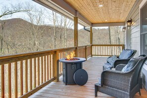 Deck | Gas & Wood-Burning Fire Pits | Mountain View | Single-Story Home