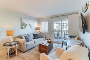 Living Room | Free WiFi | Smart TV | Queen Sleeper Sofa