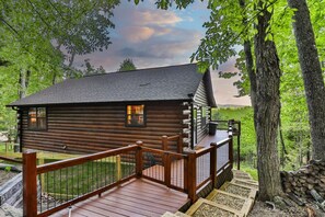 Welcome- Fenced In Yard For Pets 