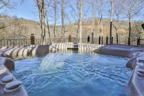 Enjoy The Hot Tub Overlook The Mountains and River