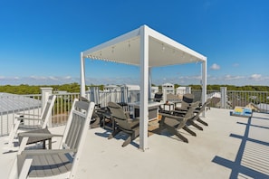 Relax on the rooftop with cozy seating, a firepit for warmth, and cornhole for some friendly fun!