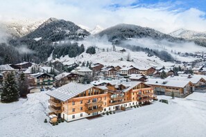 Stugans exteriör [vinter]