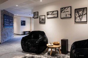Entrance / Reception