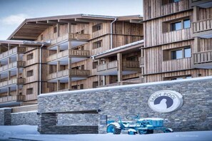 Stugans exteriör [vinter]