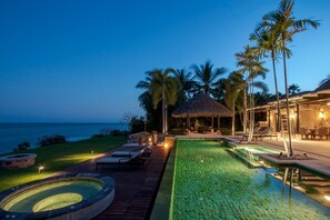 Infinity Pool + Jacuzzi with Oceanviews