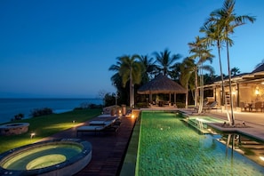 Infinity Pool + Jacuzzi with Oceanviews