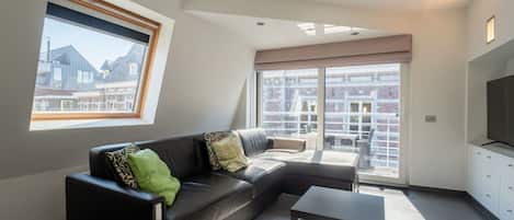 Interior Design, Flooring, Fussboden, Wohnung, Decke, Möbel, Zuhause, Zimmer, Wohnzimmer, Holzboden