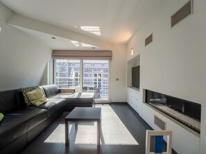 Interior Design, Flooring, Decke, Fussboden, Möbel, Couch, Wohnung, Wohnzimmer, Beleuchtung, Zuhause