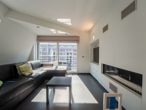 Interior Design, Flooring, Decke, Fussboden, Möbel, Couch, Wohnung, Wohnzimmer, Beleuchtung, Zuhause