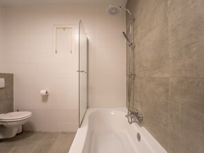 Salle De Bains, Luminaire Plomberie, Mur, Baignoire, Sol, Sol, Design Intérieur, Robinet, Toilette, Plomberie