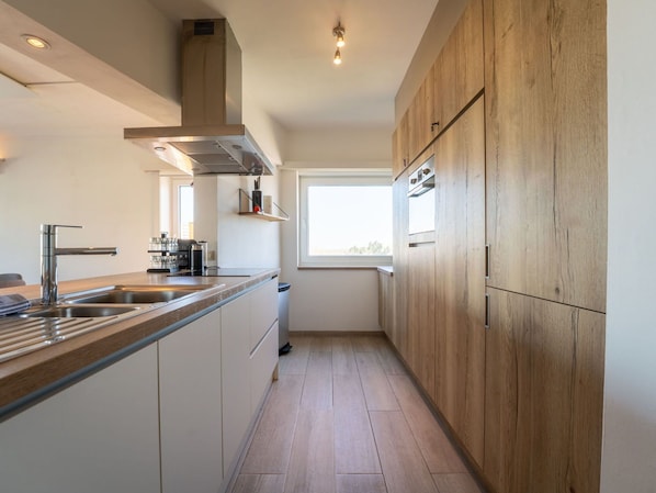 Comptoir, Cuisine, Design Intérieur, Sol, Bois, Cabinetry, Plafond, Appareil De Cuisine, Meubles, Sol