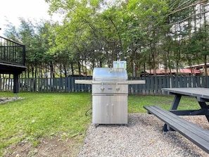 Deux BBQ Coyote dans la court arrière avec espace repas.