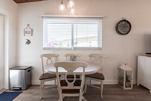 05 Dining Area