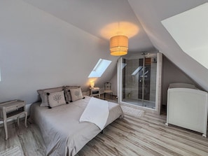 La Suite parentale située au 1er étage à gauche
Salle de bain à l'intérieur de la chambre avec Douche, lavabo une vasque
Un lit bébé
Lumière et stores
