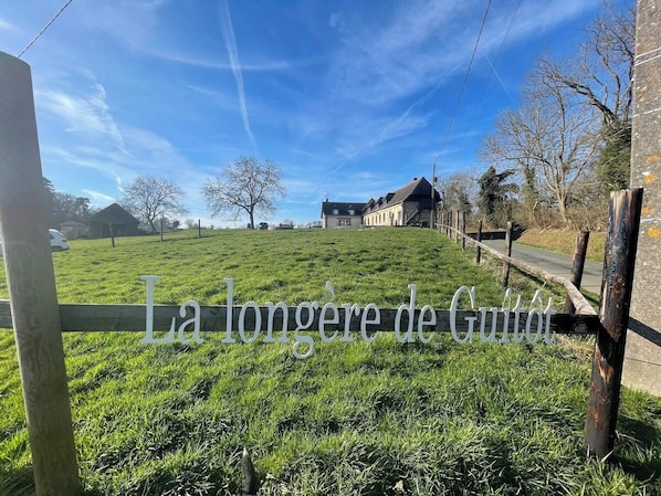 Bienvenue à la Longère de Guitôt, une grande maison idéale pour 10 personnes
Maison principale composée de 4 chambres et 2 Salles de bain
Extérieur avec mobilier de jardin et barbecue
Vue sur la vallée