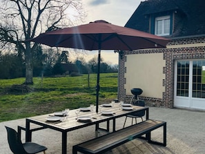 Table à manger pour vos repas en extérieur avec vue sur les champs
Barbecue, ustensiles de barbecue