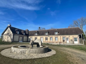 Bienvenue à la Longère de Guitôt, une grande maison idéale pour 10 personnes
Maison principale composée de 4 chambres et 2 Salles de bain
Extérieur avec mobilier de jardin et barbecue
