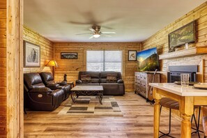 Cabin in Pigeon Forge "Happy Hollow Hideaway" - Living room and bar top