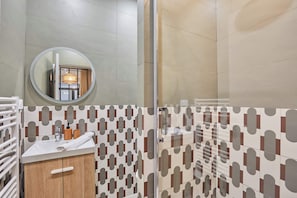 salle de bain avec douche et toilette