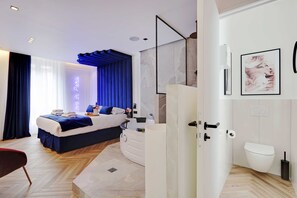 Studio avec lit queen-size, jacuzzi et toilette séparé