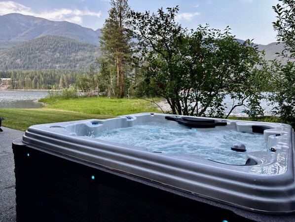 Hot tub spa with views of Lake Blaine