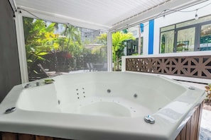 Jacuzzi (1/2) in the exterior