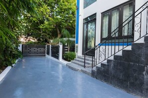 Entrance from the Parking in Wilson Avenue