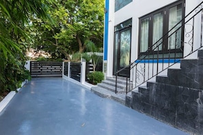 Entrance from the Parking in Wilson Avenue