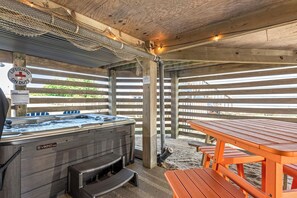 KDS3603: Ruff Waves Retreat | Ground Level w/ Hot Tub