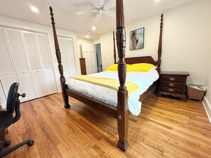 Bedroom 1, Queen size bed