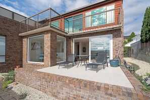 Step outside to your private patio and recline on a sunlounger, book in hand, as gentle breezes drift in from the water and Mount Wellington rises in the distance.